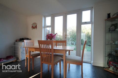 3 bedroom terraced house to rent, Rydal Mount, WELLINGBOROUGH