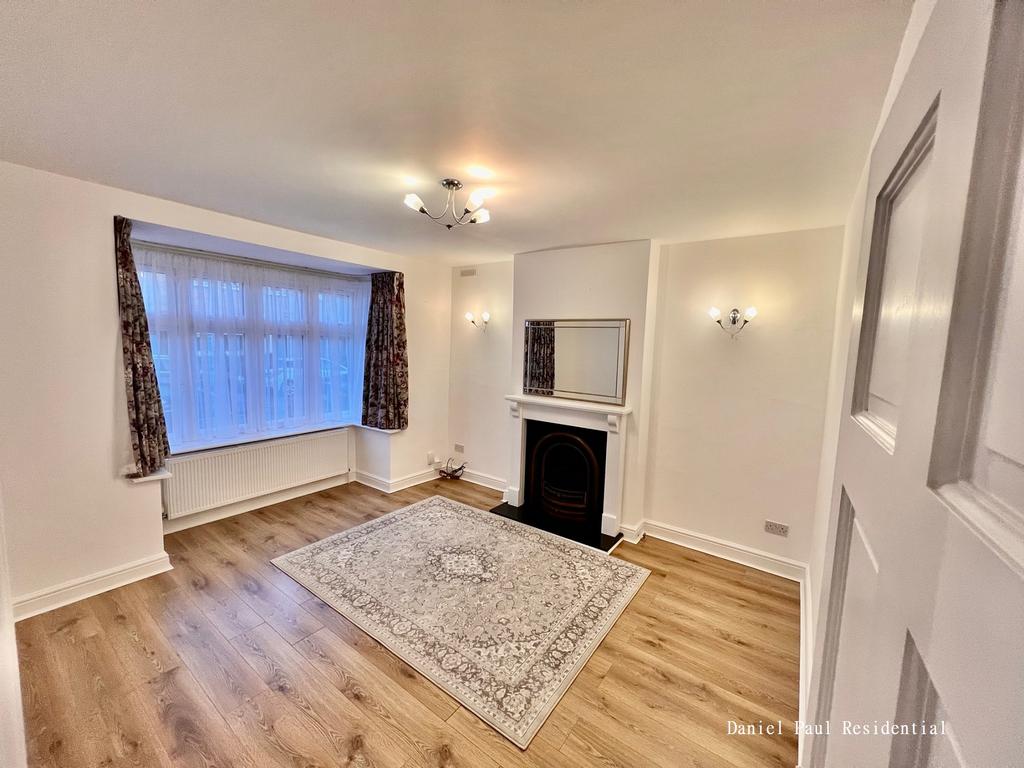 Carlyle Road 3 bed end of terrace house £2,496 pcm (£576 pw)