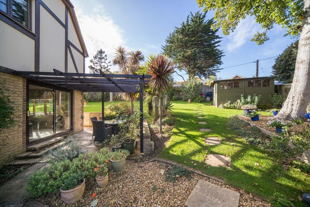 Totland Bay, Isle of Wight 4 bed detached house for sale £725,000