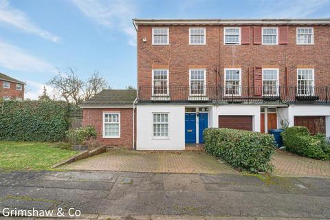9 Dell Way, London, W13 8JH