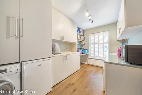 9 Dell Way, London, W13 8JH