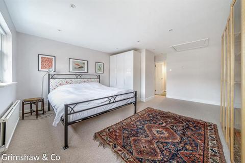 9 Dell Way, London, W13 8JH