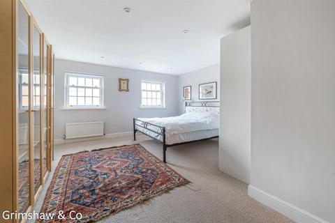 9 Dell Way, London, W13 8JH