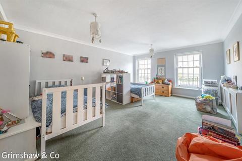 9 Dell Way, London, W13 8JH