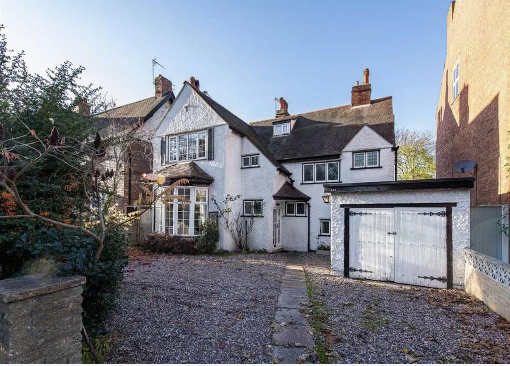 Penn Road, Wolverhampton WV4 4 bed detached house £1,895 pcm (£437 pw)