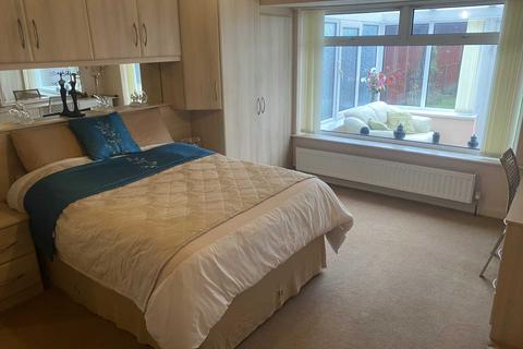15 Dorchester Drive, Royton, Oldham, OL2 5AU