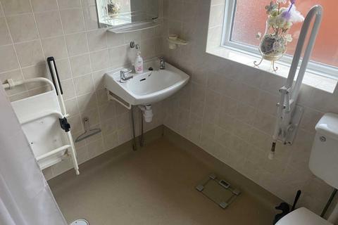15 Dorchester Drive, Royton, Oldham, OL2 5AU