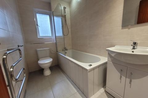 2 bedroom flat to rent, Leven Street, Alexandria G83