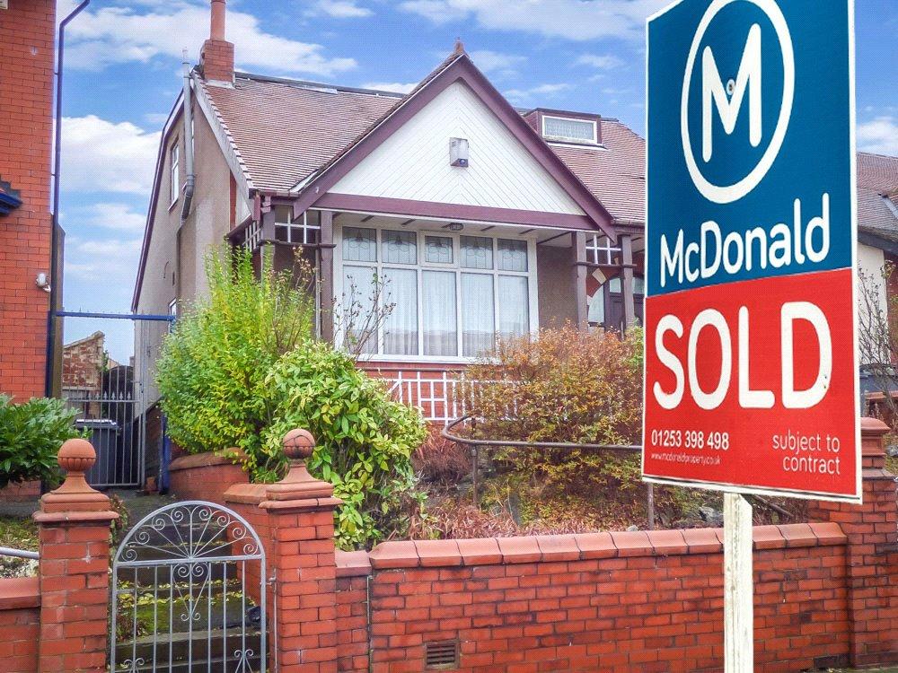 Cumberland Avenue, Blackpool, Lancashire 2 bed bungalow £199,950