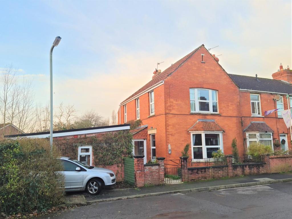 Fairfield Gardens, Glastonbury, BA6 4 bed end of terrace house - £395,000