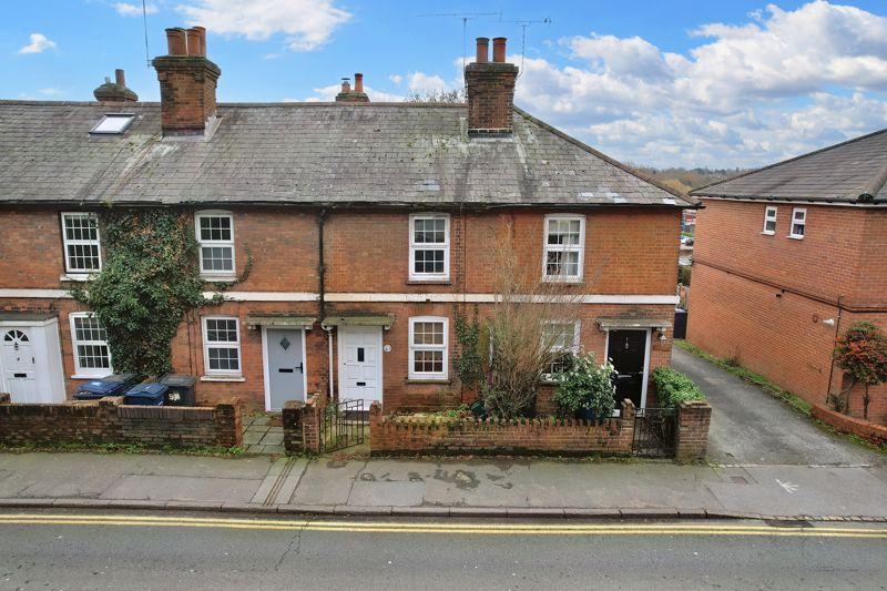 East Street, Farnham 2 bed terraced house £300,000