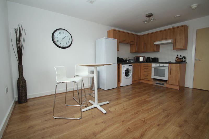 Newbold Hall Drive, Rochdale OL16 3AJ 2 bed apartment £650 pcm (£150 pw)
