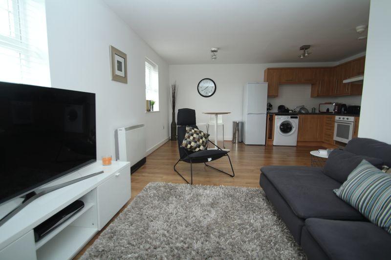 Newbold Hall Drive, Rochdale OL16 3AJ 2 bed apartment £680 pcm (£157 pw)