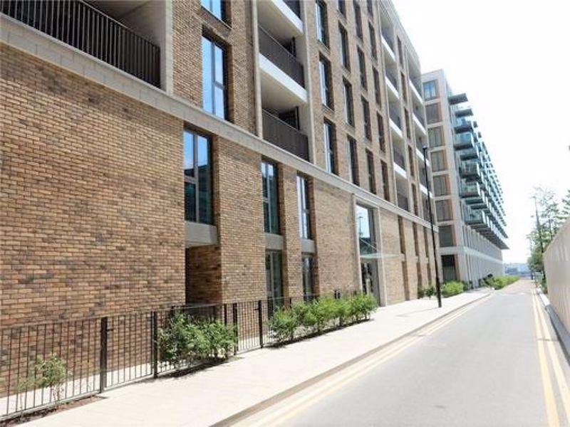 Windlass House, Royal Wharf, E16 2 bed apartment £2,500 pcm (£577 pw)