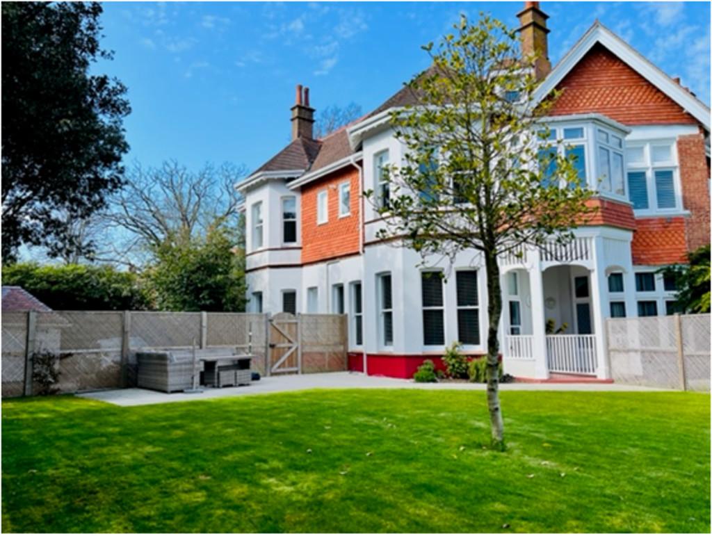 Mckinley Road, Bournemouth 2 bed flat £1,300 pcm (£300 pw)