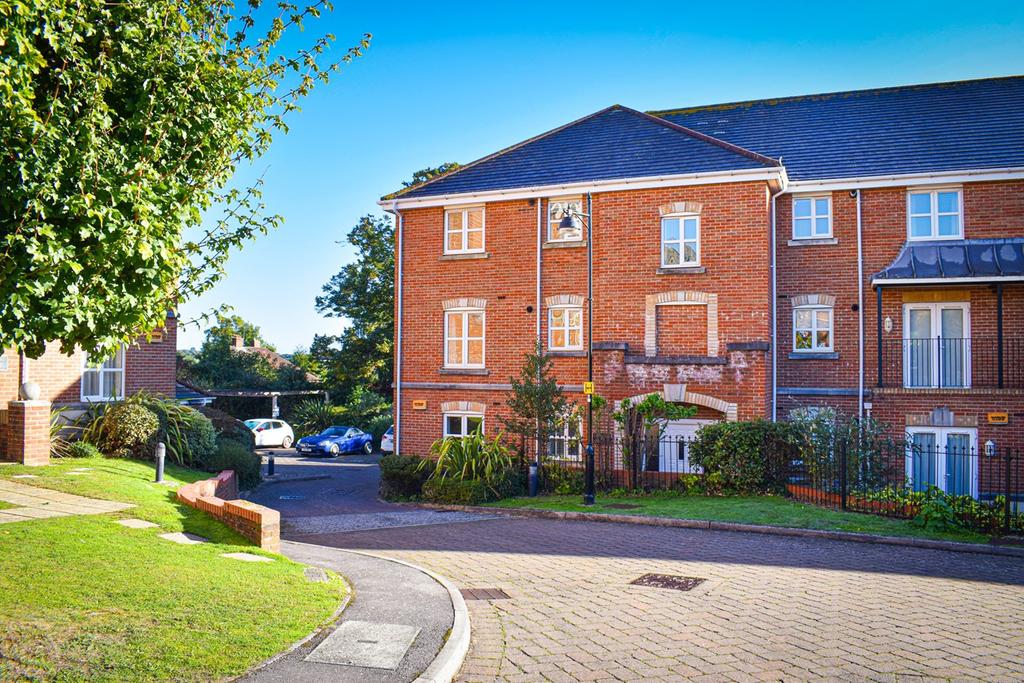 Hillcroft Close, Lymington, SO41 2 bed apartment £355,000