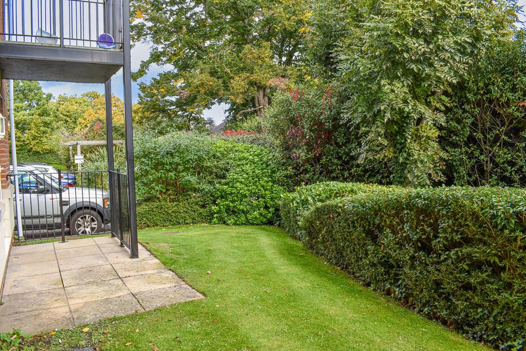 Hillcroft Close, Lymington, SO41 2 bed apartment £355,000