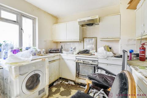 2 bedroom terraced house for sale - Rabournmead Drive, Northolt, Middlesex, UB5