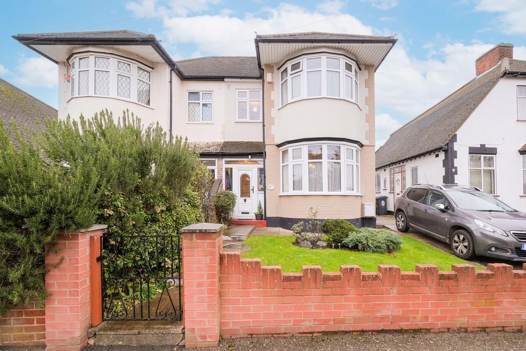 The Bramblings, Chingford 3 bed semidetached house £725,000