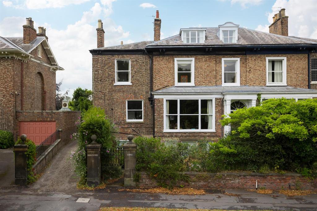 Knavesmire Lodge & The Coach House, 304 Tadcaster Road, York 8 bed