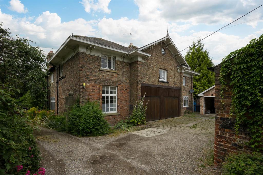 Knavesmire Lodge & The Coach House, 304 Tadcaster Road, York 8 bed