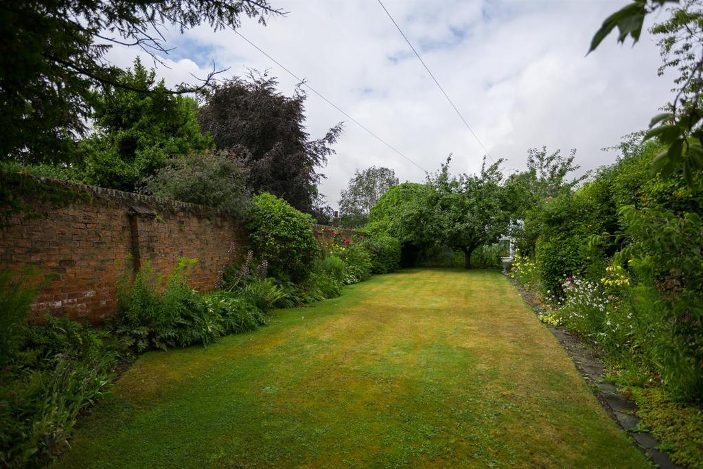 Knavesmire Lodge & The Coach House, 304 Tadcaster Road, York 8 bed
