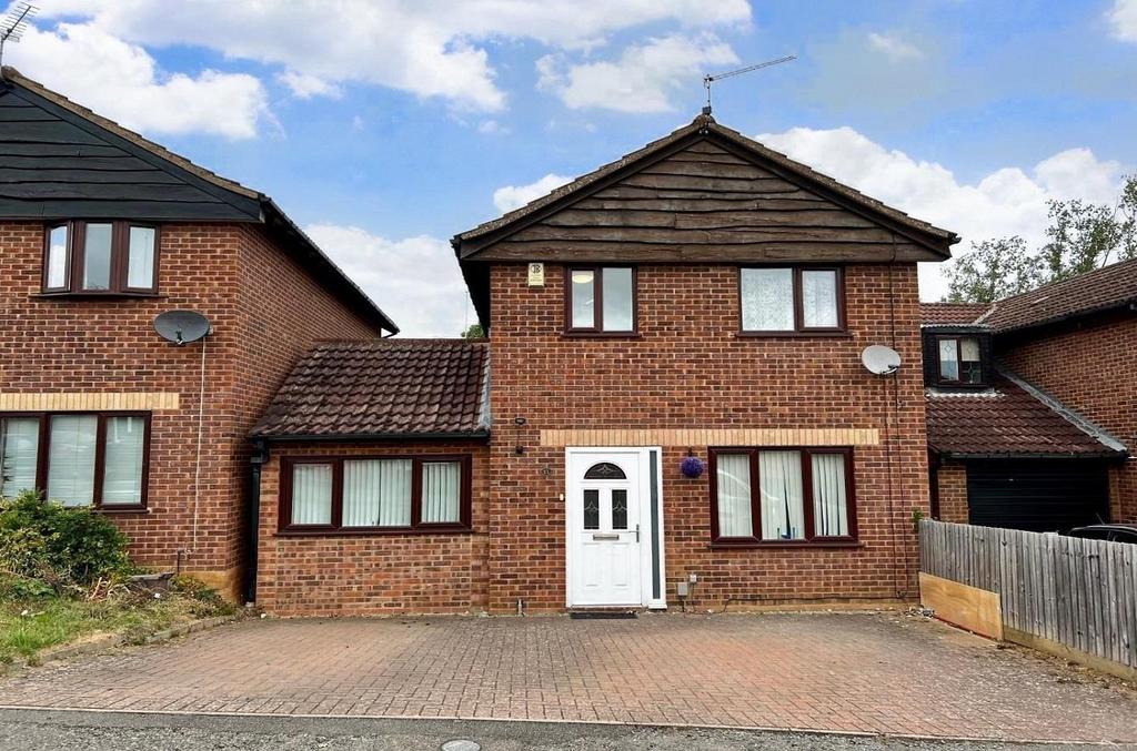 Codlin Close, Little Billing, Northampton NN3 4 bed detached house for sale £325,000