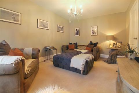 3 bedroom semi-detached house for sale - Willow Gardens, Scissett, Huddersfield, HD8 9UY