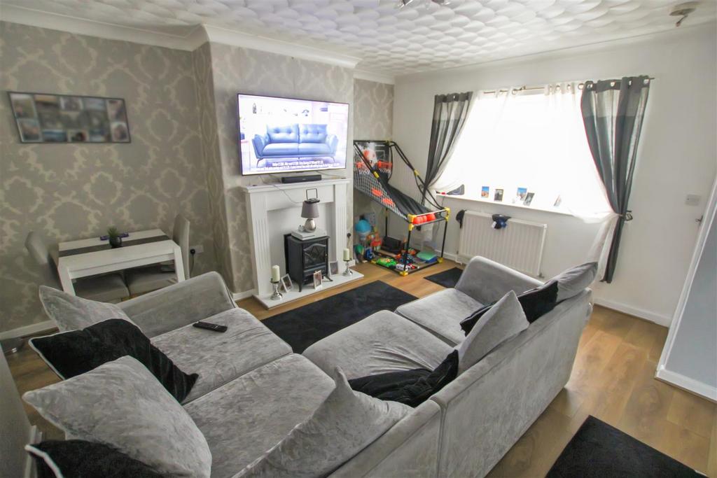 Sissons Grove, Middleton, Leeds 3 bed townhouse for sale £130,000