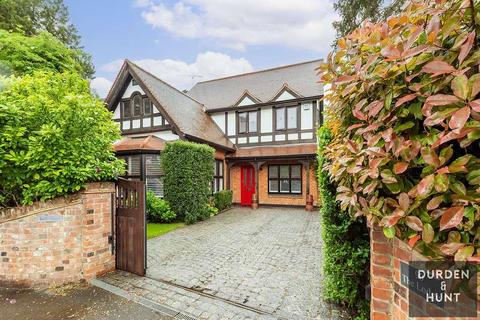 5 bedroom detached house to rent - High Road, Loughton, IG10