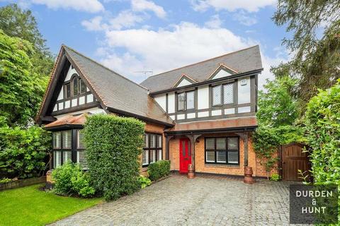 5 bedroom detached house to rent - High Road, Loughton, IG10