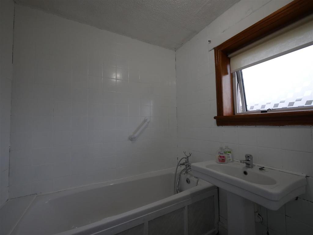 Kirkshaws Avenue, Coatbridge 3 bed terraced house £795 pcm (£183 pw)