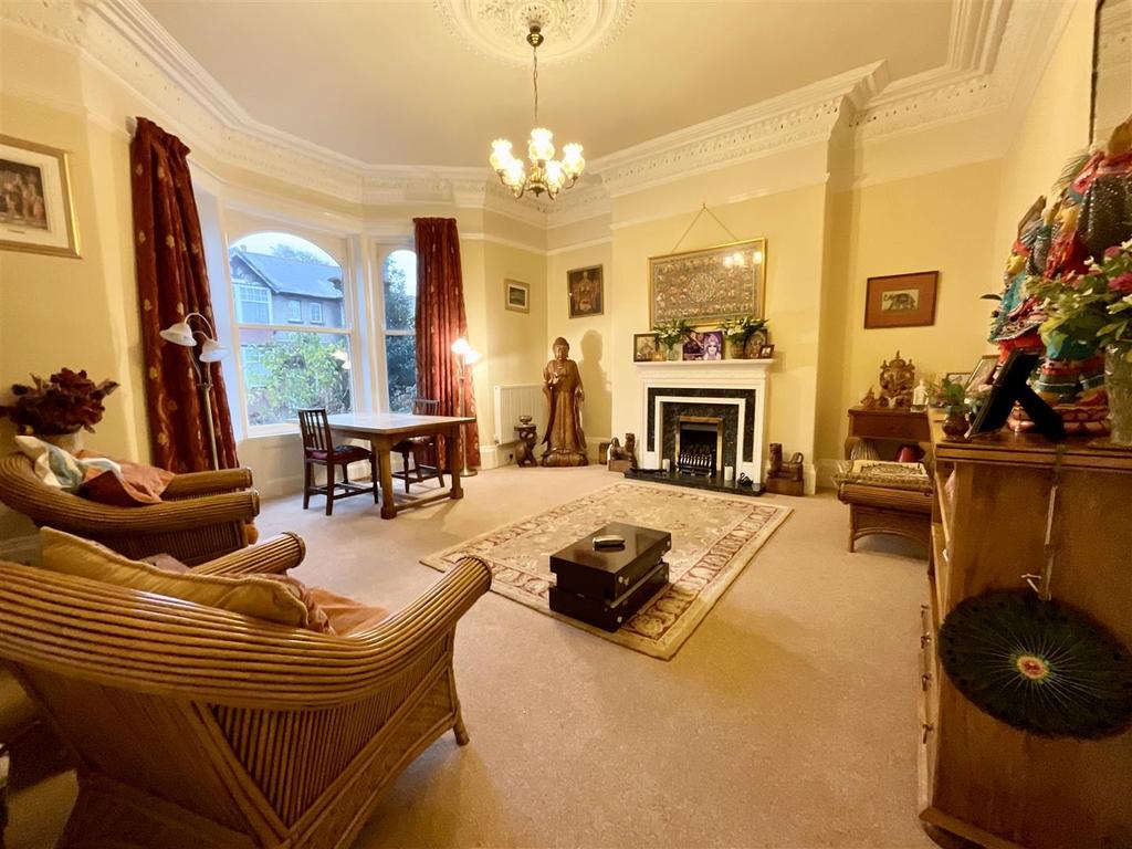Royal Avenue, Scarborough 6 bed house £395,000