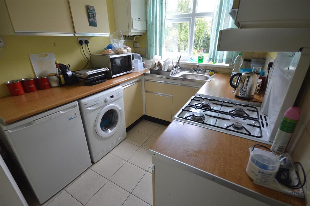 Ainsdale Road, Leicester, LE3 3 bed detached house £950 pcm (£219 pw)