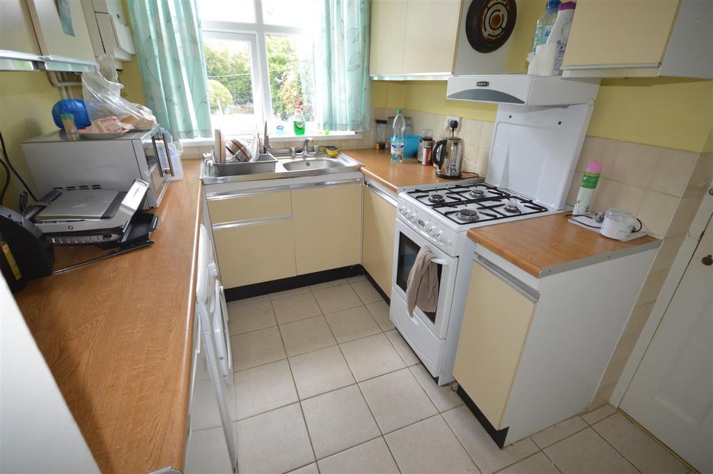Ainsdale Road, Leicester, LE3 3 bed detached house £950 pcm (£219 pw)