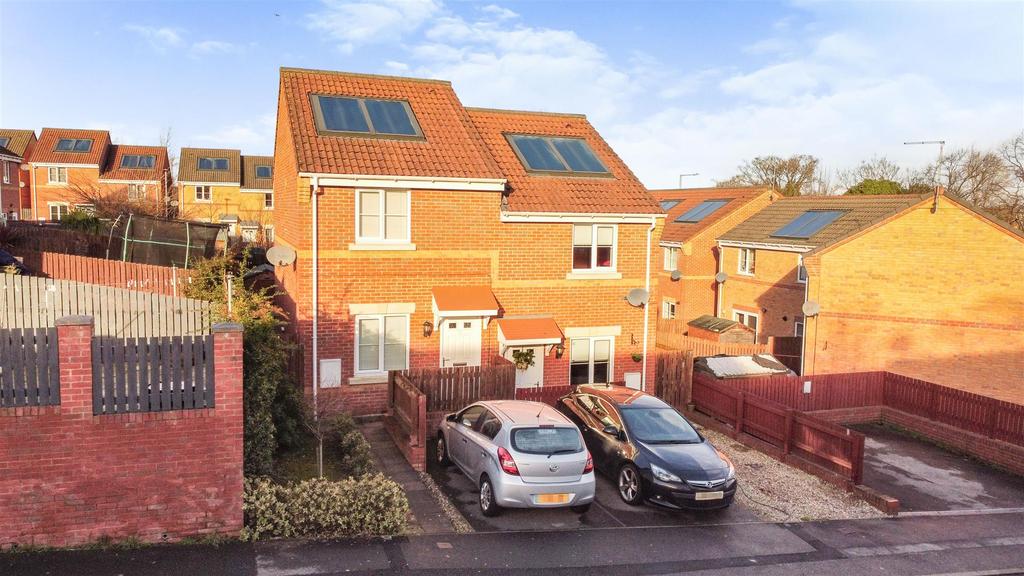 Hallam Close, Wombwell, Barnsley 2 bed semidetached house £35,000