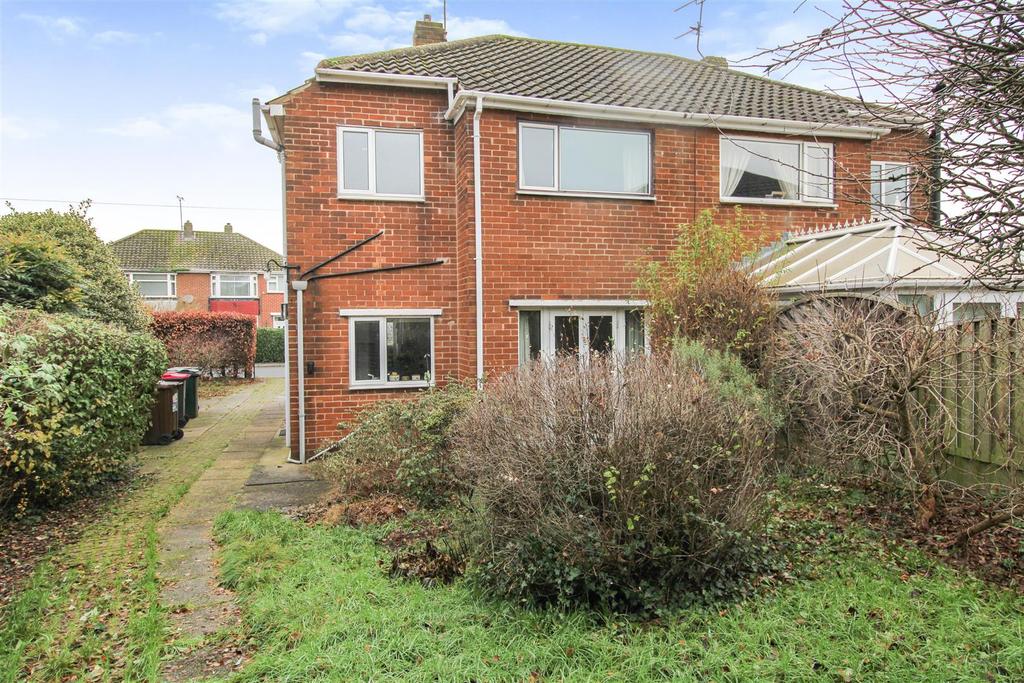 Warren Road, Wickersley, Rotherham 2 bed semidetached house £185,000