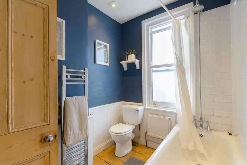 EUNEVAYREBESOR10 - Bathroom B.jpg