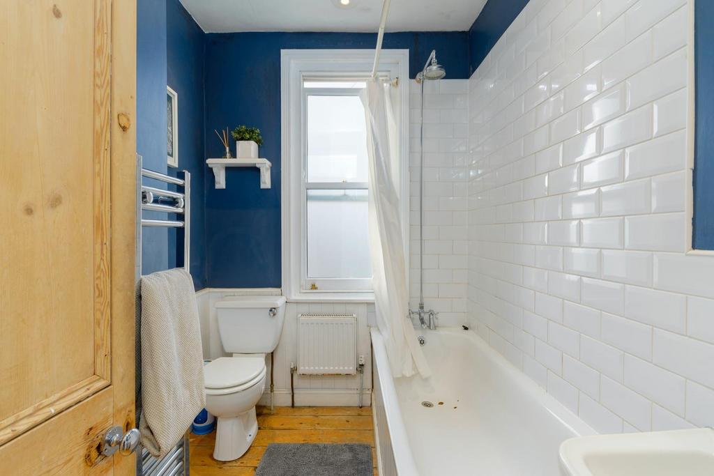 EUNEVAYREBESOR10 - Bathroom D.jpg