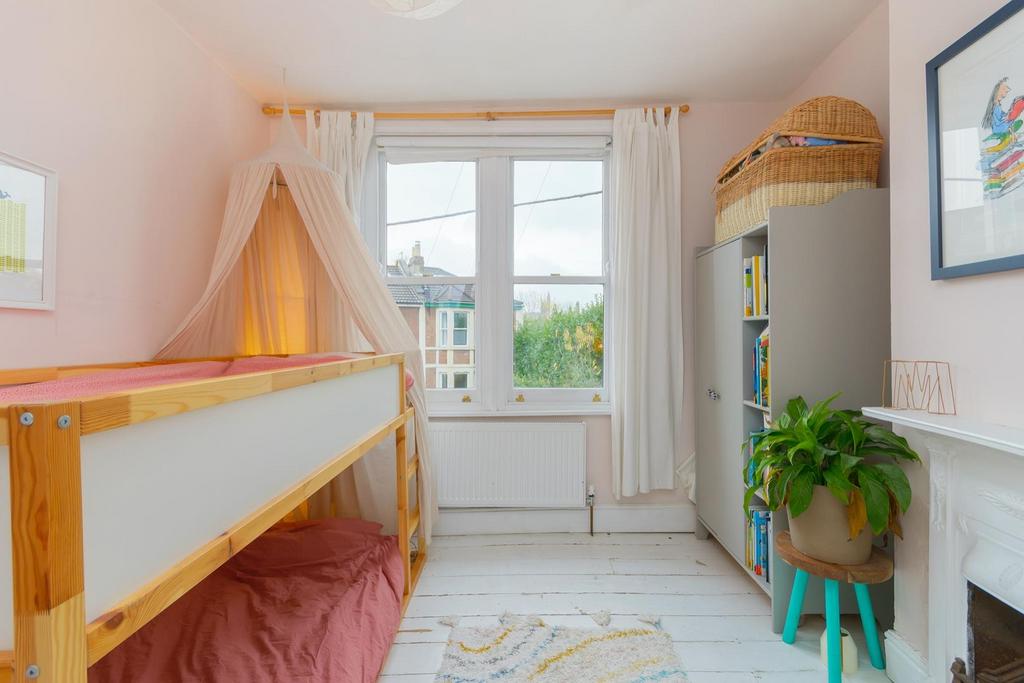 EUNEVAYREBESOR10 - Bedroom E.jpg