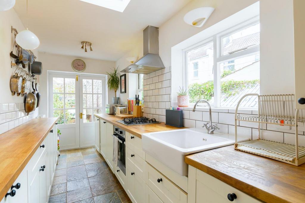 EUNEVAYREBESOR10 - Kitchen C.jpg
