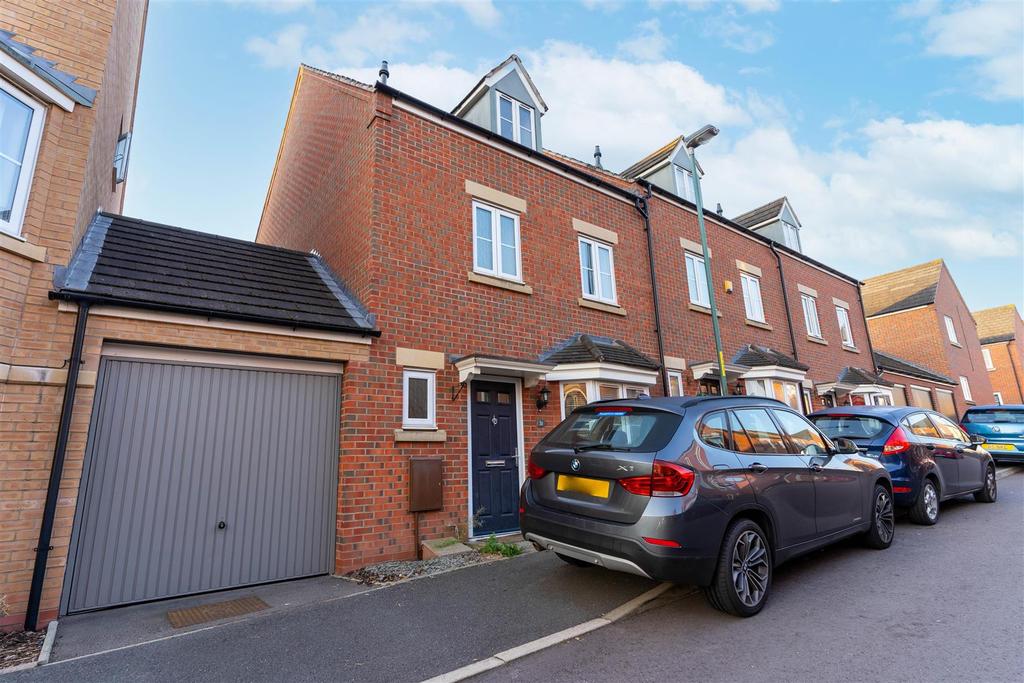 Dixon Close, Redditch 4 bed end of terrace house £270,000