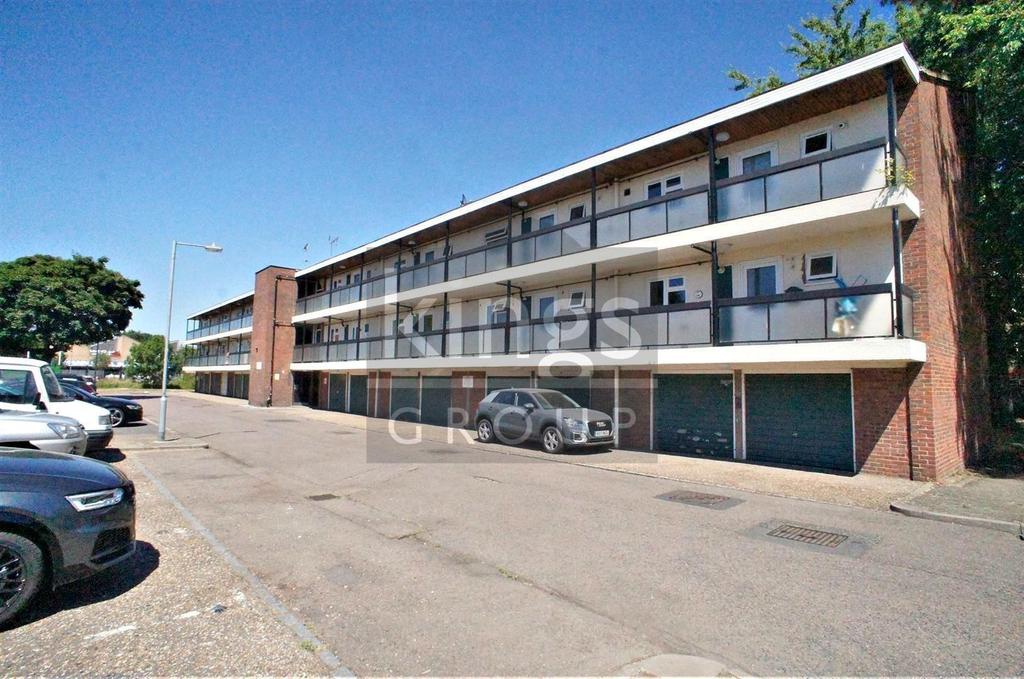 Maynard Court, Waltham Abbey 2 bed flat £1,225 pcm (£283 pw)