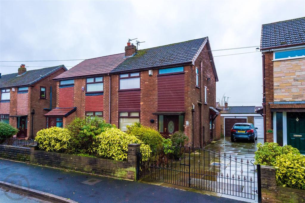 Hertford Drive, Tyldesley, Manchester 3 bed semidetached house £150,000