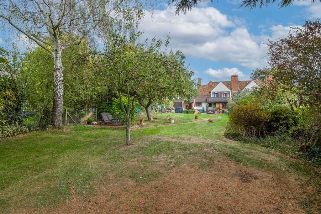 Christmas Cottage, Hitchin Road, Henlow, Beds SG16 6BA 3 bed semi