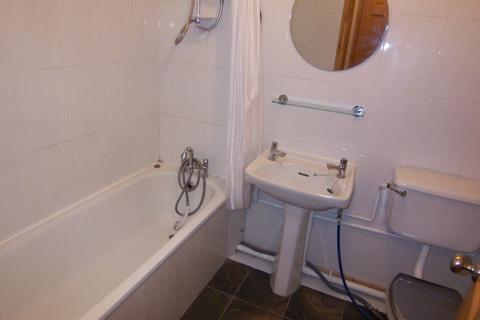 Studio to rent, Crawley Court, West Street, Gravesend, Kent, DA11 0BE