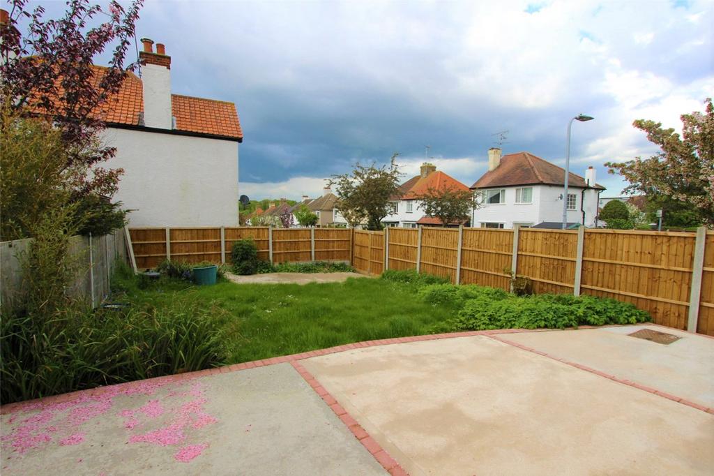 Highlands Boulevard, LeighonSea... 3 bed semidetached house £1,750