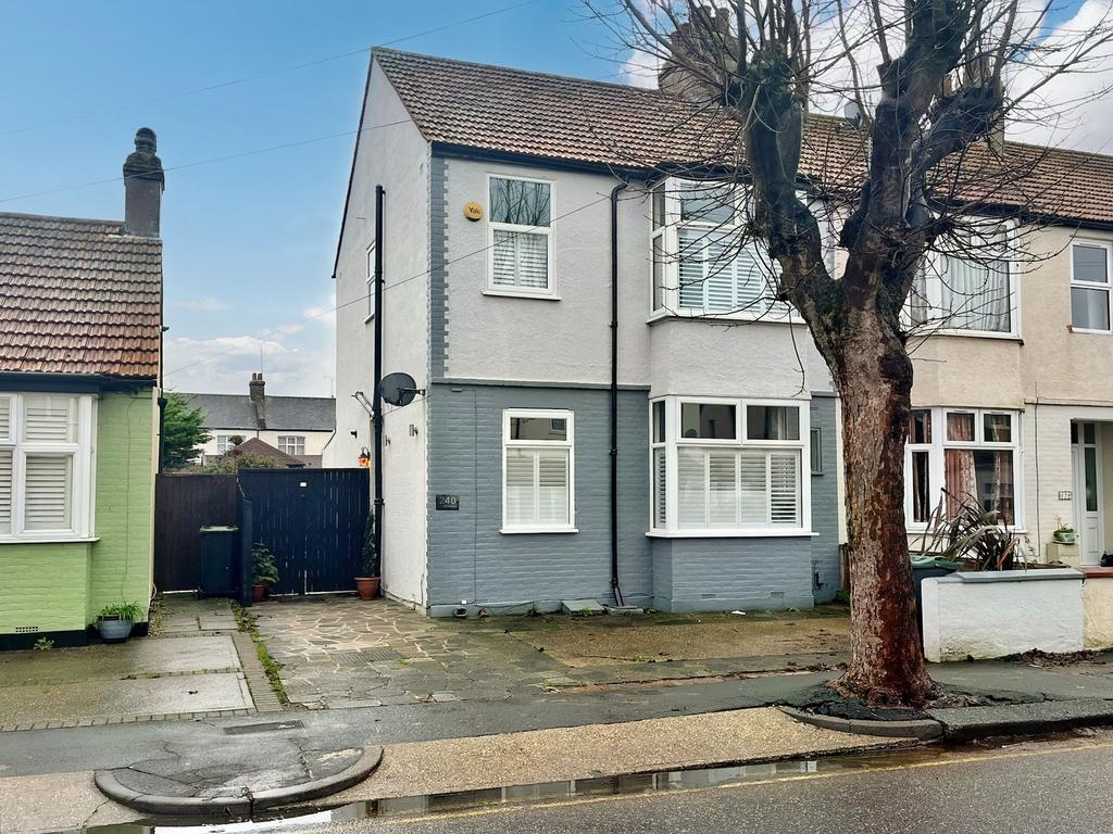 North Avenue, SouthendOnSea, SS2 3 bed semidetached house £400,000