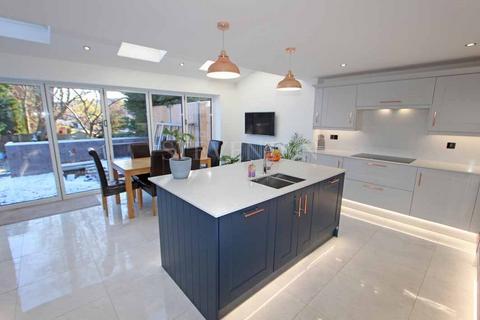 16 Chestnut Way, Wolverhampton, WV3 8AE