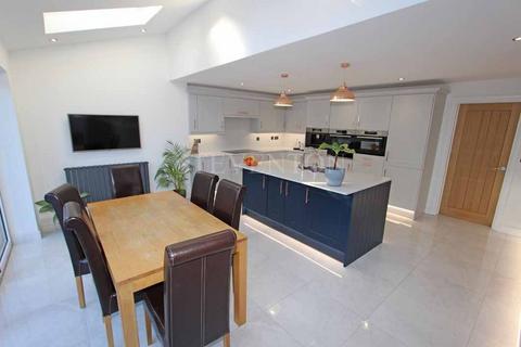 16 Chestnut Way, Wolverhampton, WV3 8AE